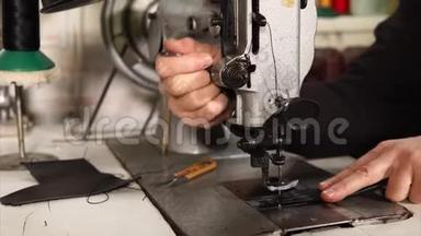 皮革工人正在使用缝纫机。